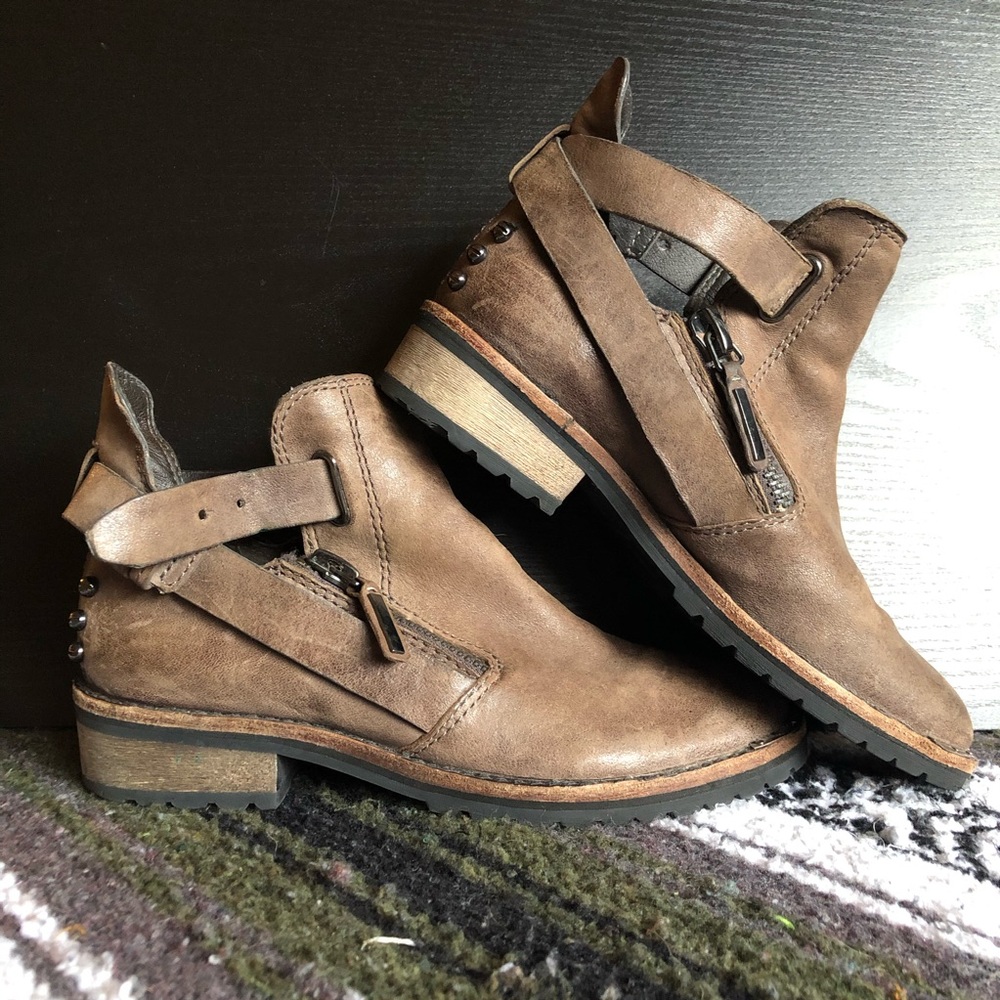 Dolce Vita side zipper slip on harness boot